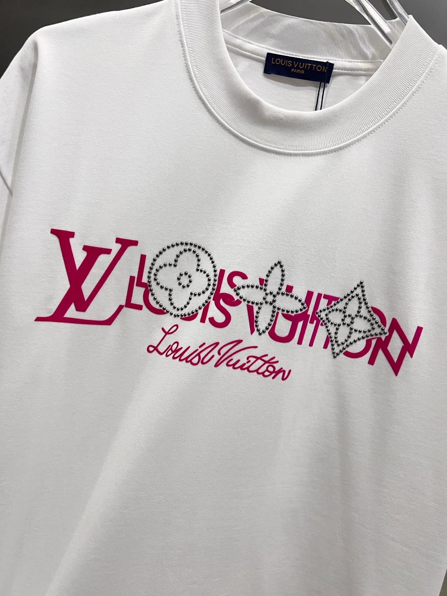 🅿️190 1v Louis* 2025 autumn and winter new style, classic letter three-dimensional foam printing + hot silver pearl diamond craft design, high-end version! Highly breathable and comfortable, customized double yarn plain cotton fabric. Short-sleeved T-shirt. Same style for men and women. Sizes S M L XL XXL Five sizes black white